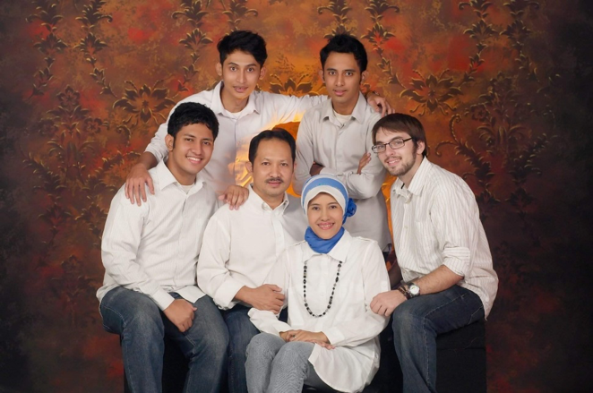 David with his Indonesian host family