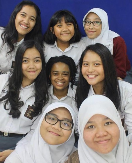 YES Abroad student, Victoria, with a group of students at her host school in Indonesia